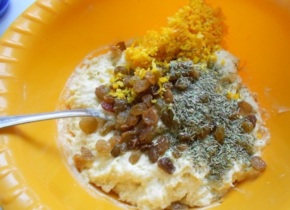 1. Этап. Суп с пампушками: В тесто добавьте изюм, розмарин, а также цедру с одного апельсина. Аккуратно всё перемешайте.