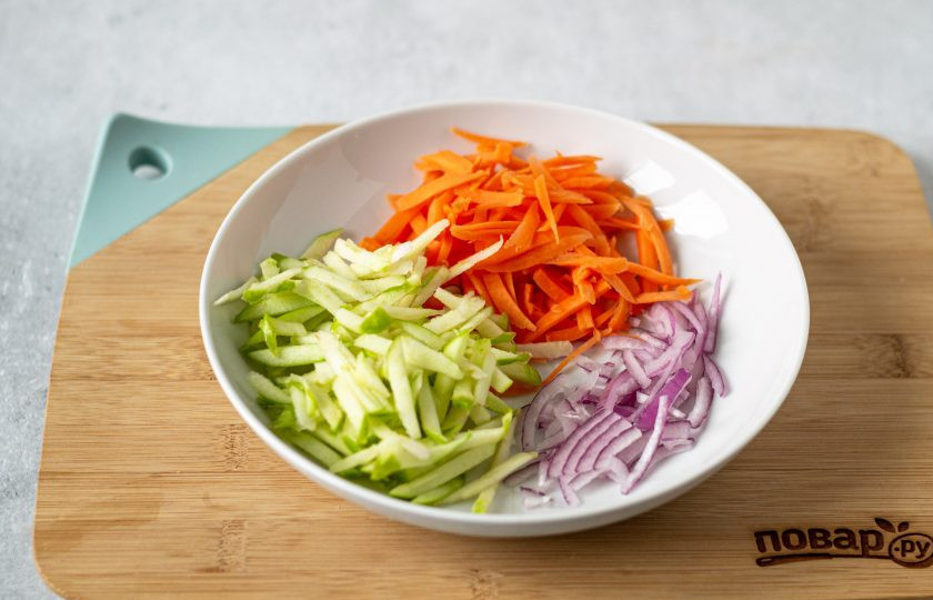 1. Этап. Салат из красной капусты с яблоком: Морковь очистите от кожуры. Яблоко разрежьте на 4 части, удалите семена. Нарежьте морковь и яблоко брусочками. Красный лук тонко нашинкуйте.