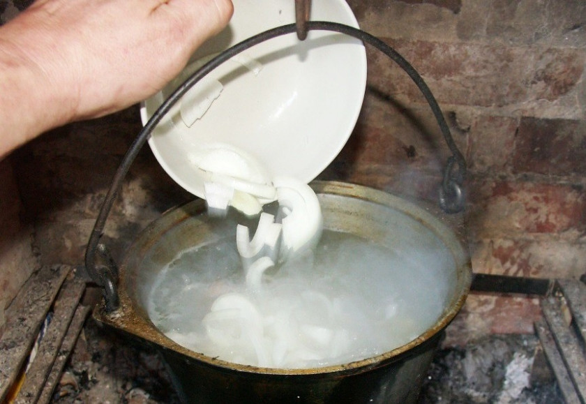 1. Этап. Шулюм из баранины на костре: Когда баранина поварится минут 25-30, выкладываем в котелок нарезанный полукольцами репчатый лук.