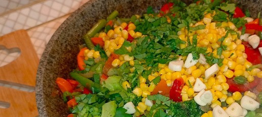 1. Этап. Овощной гарнир с брокколи и кукурузой: Добавляем в сковороду крупно нарезанный чеснок, кукурузу, мелко нарезанную петрушку. Посолить и поперчить по вкусу. Хорошо перемешать и тушить под крышкой ещё 10-15 минут. Готово.