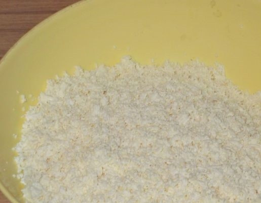 1. Этап. Творожная бабка: 1. Возьмите творог любой жирности. Его следует перебить в мясорубке или в блендре. Либо перетрите творог через мелкое сито.