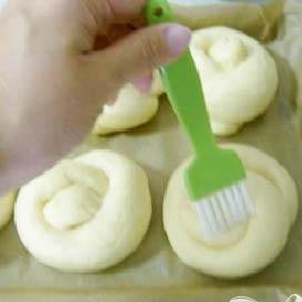 1. Этап. Утренние булочки: Через 20 минут, подготовьте булочки к выпечке. Обмажьте их яйцом с водой и посыпьте солью и кунжутом. Поместите в разогретую до 180 °С духовку и выпекайте примерно 30 минут. Приятного аппетита.