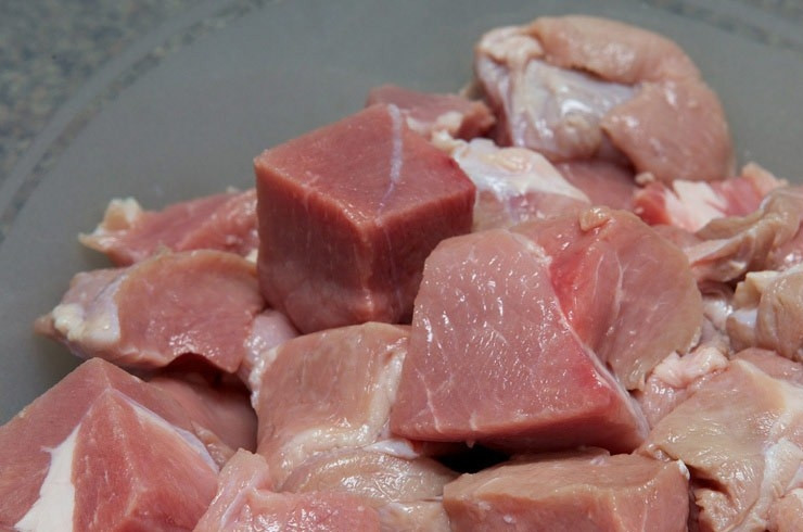 1. Этап. Мягкий шашлык из говядины: 2. Нарежьте говядину на кусочки для шашлыка.