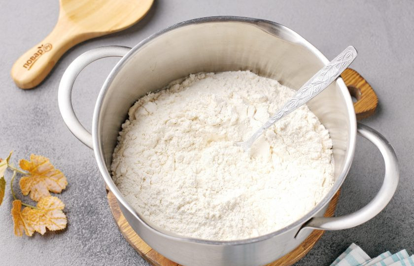 1. Этап. Оладьи Как в школе: Добавьте муку.