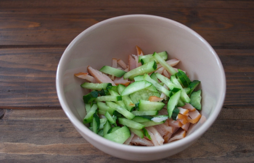 1. Этап. Салат-пятиминутка: Свежий огурец нарезать соломкой.