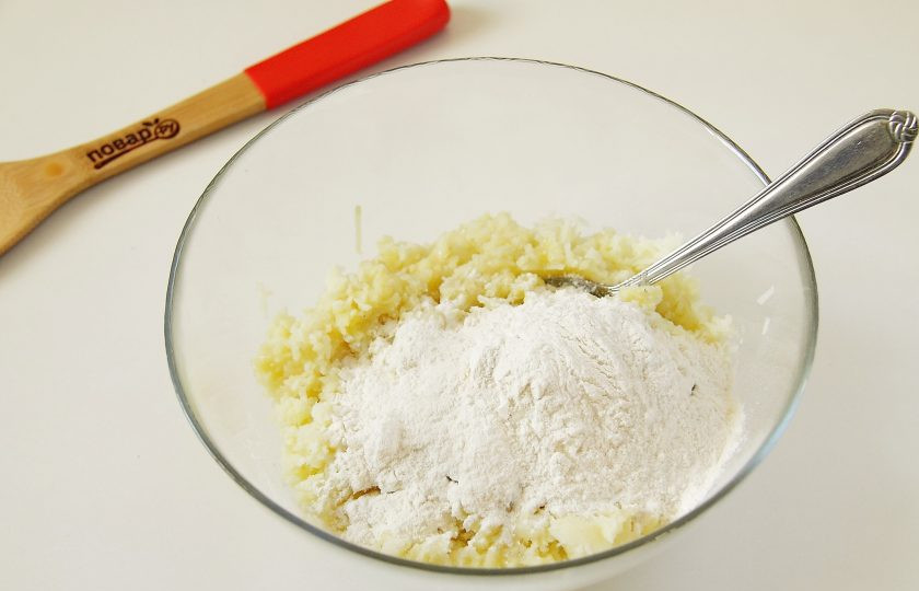 1. Этап. Картофельное тесто для пиццы: Перемешайте и добавьте муку.