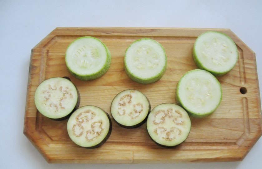 1. Этап. Башенки из кабачков и баклажанов: Баклажан и кабачок помойте и нарежьте кружками толщиной в 1 см. Немного посолите.