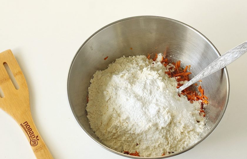 1. Этап. Постное печенье с изюмом: Все перемешайте. Добавьте соль, разрыхлитель и частями введите муку.