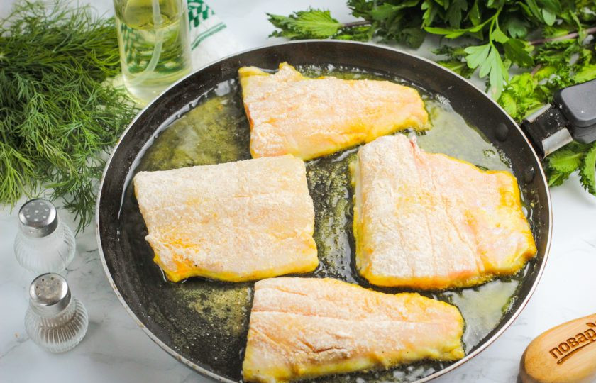 1. Этап. Щука по-астрахански: Разогрейте на сковороде растительное масло и выложите в него ломтики щуки. Нагрев убавьте до умеренного и обжарьте их по 4-5 минут с каждой стороны до румяной корочки.