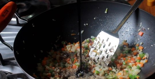 1. Этап. Жареный рис с овощами: 6. Влейте соевый соус.