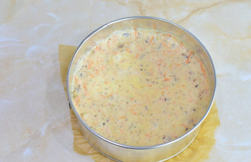 1. Этап. Морковный торт с маскарпоне и орехами: Готовое тесто для бисквита выложите в форму для выпечки диаметром 16-18 см. Поставьте в духовку, предварительно разогретую до 180 градусов, примерно на 40-50 минут. Ориентируйтесь по своей духовке.