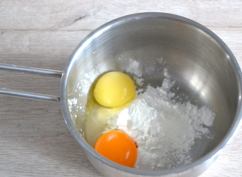 1. Этап. Торт Груши в карамели: Для приготовления заварной части мусса смешайте 25 грамм сахара, 8 грамм крахмала и 2 желтка.