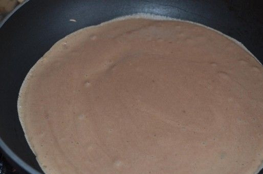 1. Этап. Торт Минутка на сковороде: 8. Теперь можно разогреть сковороду, налить немного теста и жарить коржи на медленном огне под крышкой. На каждый уйдет по несколько минут.