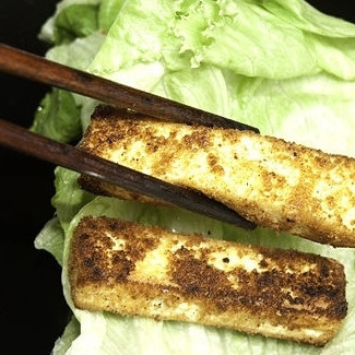 1. Этап. Тофу в кляре: 5. Подавайте тофу в кляре с любимым соусом. Приятного аппетита!