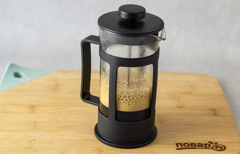 1. Этап. Ванильный раф: Френч-пресс сполосните, влейте обратно эспрессо и добавьте ванильный сахар. Вспеньте напиток.