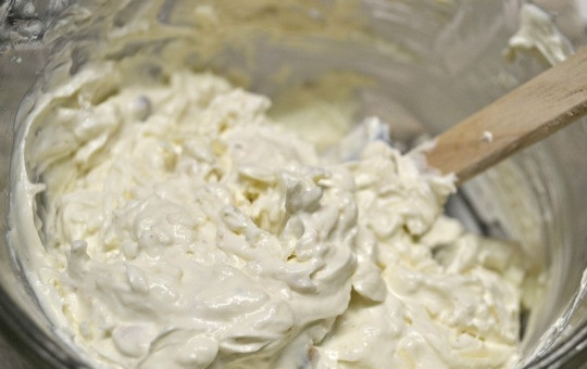 1. Этап. Куриная грудка с картофелем: 7. Добавьте сливочный сыр, сливки, сметану и хорошенько все перемешайте.