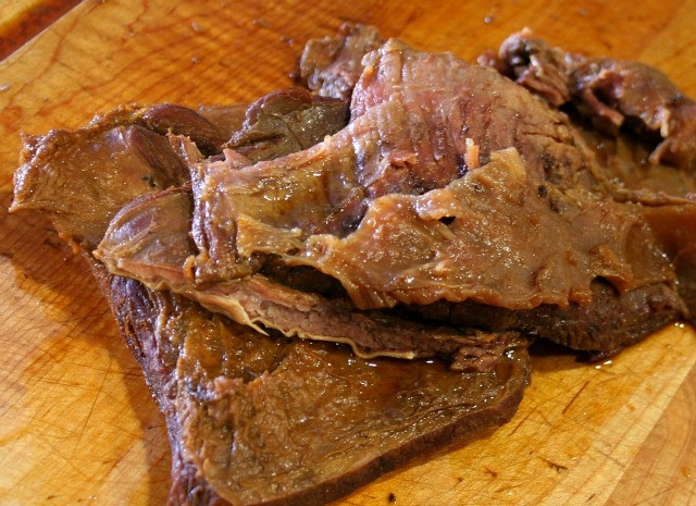 1. Этап. Тушенная в соевом соусе говядина: 6. Хорошо протушенное, мягкое мясо достаньте и нарежьте порционными кусочками. Соус оставьте увариваться, пока не останется примерно стакан. Дополните им говядину перед подачей. Приятного аппетита!