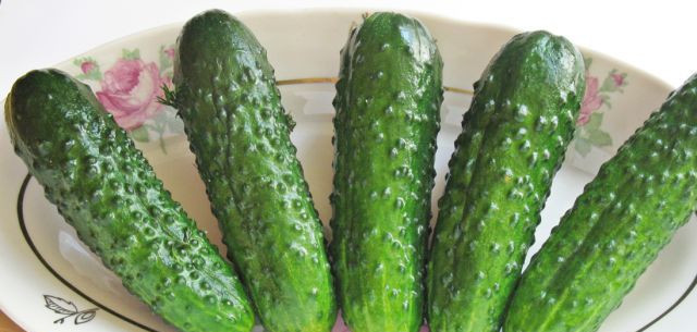 1. Этап. Быстрые малосольные огурцы за 5 минут: 1. Свежие огурцы тщательно помоем и обсушим. Если огурцы вы купили вчера, советую замочить их в холодной воде за несколько часов. Если хотите, чтобы они засолились к обеду, сделайте на них произвольные надрезы. Я оставляю целыми.