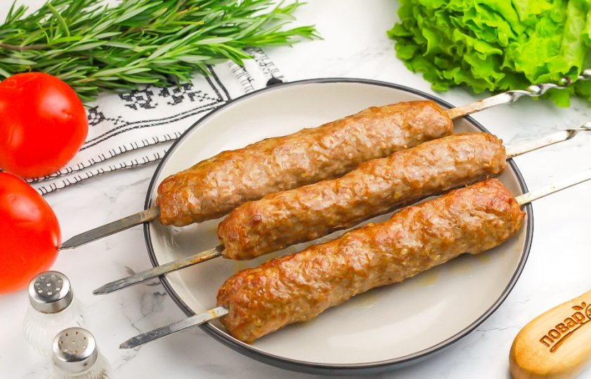 1. Этап. Гиждуванский шашлык: Разожгите угли в мангале или гриле, дождитесь нужной температуры и выложите шашлыки. Обжарьте их примерно 8-10 минут, время от времени переворачивая. Помните, что время жарки напрямую зависит от ширины и длины заготовок.