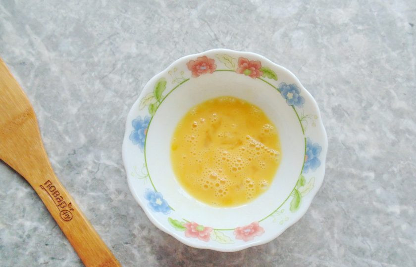 1. Этап. Шницель из свинины с яблоком: В миску выложите яйцо и взбейте венчиком или просто вилкой.