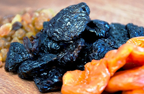 1. Этап. Вегетарианские конфеты из сухофруктов: Сухофрукты перед приготовлением замочите на некоторое время в теплой воде, затем просушите.