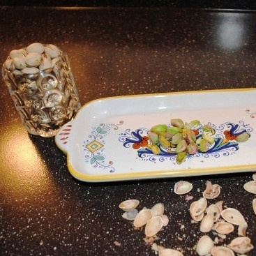 1. Этап. Сырные шарики с фисташками и виноградом: Сперва необходимо очистить наши фисташки от скорлупы и всякой шелухи.