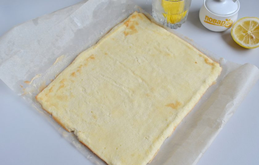 1. Этап. Бисквитный рулет Сладкий поцелуй: 8. Готовый корж сразу (еще горячим) снимите с пергамента. Пропитайте пропиткой (соедините холодную воду с лимонным соком, силиконовой кисточкой пропитайте бисквит).