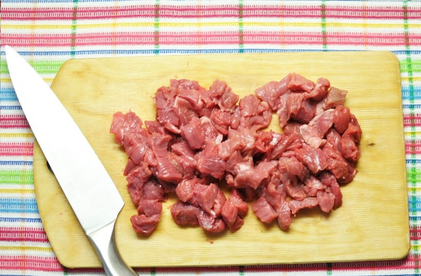 1. Этап. Салат с говядиной и корейской морковкой: Порежьте говядину на кусочки, обжарьте мясо на масле до готовности.