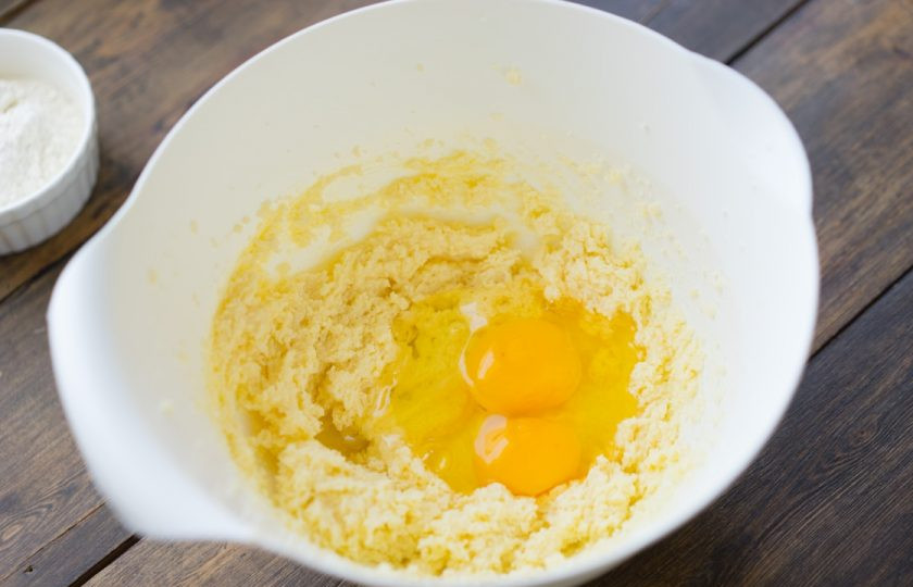 1. Этап. Десерт Птичье молоко: 3. Добавляем яйца и ванильный сахар и продолжаем взбивать.