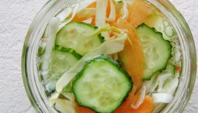 1. Этап. Салат из капусты и огурцов на зиму: В конце влейте уксус. Банки закупорьте крышками.