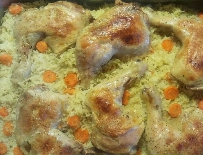 1. Этап. Ленивый рис с курицей: Теперь снимите фольгу, перемешайте аккуратно рис, можете перевернуть курицу. Отправьте еще на 15-20 минут. Если бульон испарился - налейте воды. Готовый ленивый рис с курицей подаем с овощами, дав немного остыть. Приятного аппетита!