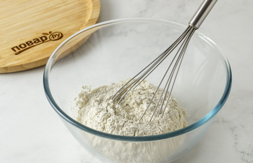 1. Этап. Галета с клюквой: В глубокой миске смешайте оба вида муки и щепотку соли.