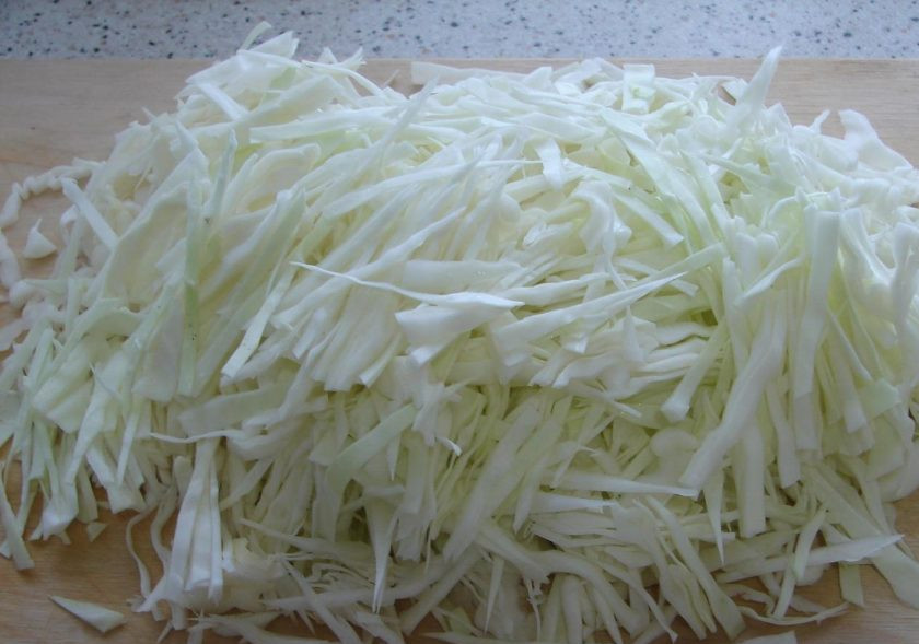 1. Этап. Маринованная капуста с хреном: Капусту промойте и нашинкуйте тонкими полосками.