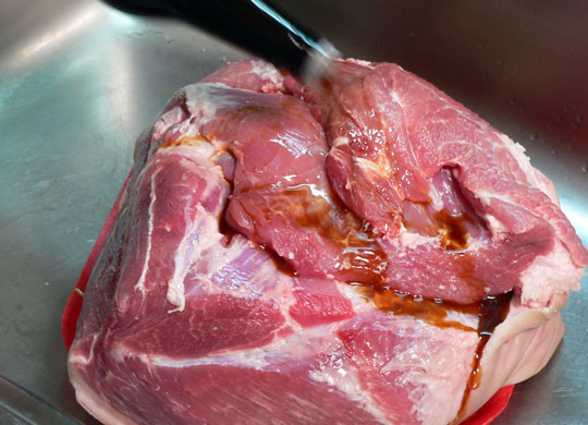 1. Этап. Запеченное мясо в духовке: Нанесите на мясо примерно столовую ложку жидкого дыма.