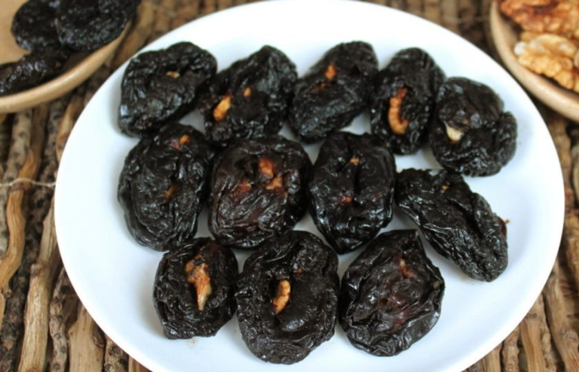 1. Этап. Чернослив с орехом в шоколаде: Чернослив без косточек и орехи промываем кипятком, выкладываем на салфетку. Кусочки грецкого ореха помещаем в чернослив, вместо косточек.