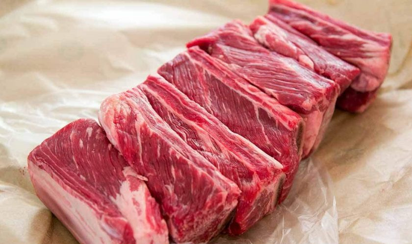 1. Этап. Ребрышки с картофелем и пивом в казане: Вымойте и зачистите ребра. В отдельной емкости смешайте паприку, черный перец, соль и муку. Хорошенько обваляйте ребра в смеси со всех сторон.