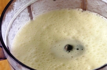 1. Этап. Айран со свеклой: Попробуйте айран на соль (если нужно, то добавьте) и отрегулируйте густоту по своему вкусу.