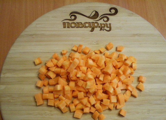 1. Этап. Летний суп из моркови: 2. Режем морковь кубиками.