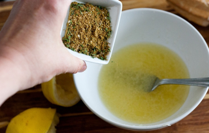 1. Этап. Шашлычки с курицей и овощами на гриле: 1. В небольшой емкости приготовьте маринад. Смешайте масло, лимонный сок и пряности.