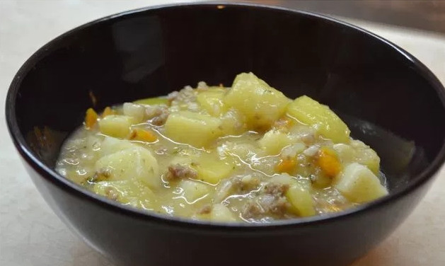 1. Этап. Рагу овощное с фаршем: Рагу будет готово, когда все овощи и мясо потушатся до готовности. Выключите мультиварку и дайте блюду настояться под крышкой еще 5 минут. Подавать можете с зеленью. Приятного аппетита!