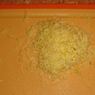 1. Этап. Омлет в мультиварке: Потрите кусочек сыра на мелкой терке.