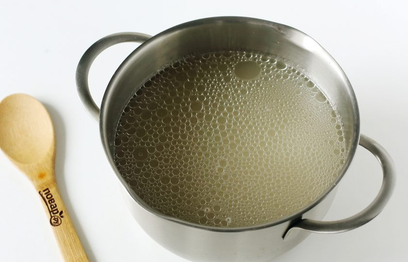 1. Этап. Гороховый суп с карри: Бульон можно сварить заранее или непосредственно перед приготовлением супа. У меня бульон из свинины. Добавьте в кастрюлю промытый горох и варите до готовности.