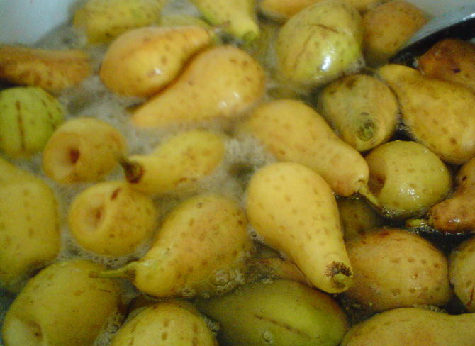 1. Этап. Варенье из груш в сиропе: Доводим до кипячения сахарный сироп на воде. Опускаем в него груши и варим в течение 5 минут.