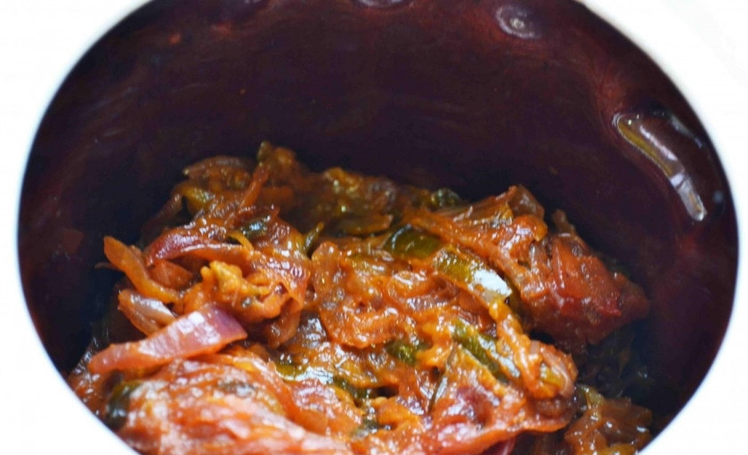 1. Этап. Солянка из рыбы: 8. Для подачи солянки беру горшочек, на дно выкладываю небольшое количество поджарки из лука и соленых огурцов.