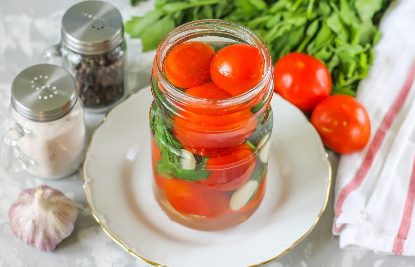 1. Этап. Десертные помидоры: Вскипятите воду и залейте кипяток в банку, накройте жестяной крышкой и пропарьте в течение 10 минут содержимое емкости.