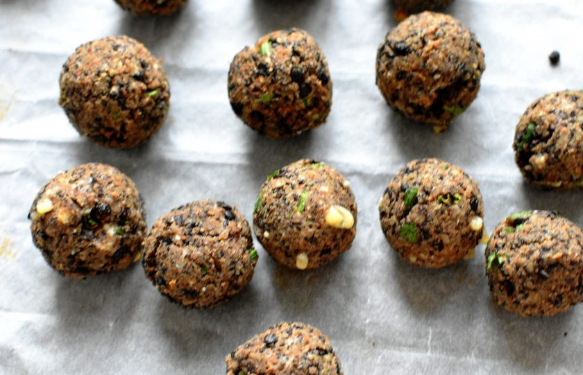 1. Этап. Вегетарианские фрикадельки с соусом песто: Выпекайте в разогретой до 200 градусов духовке минут 10-15, до хрустящей корочки.