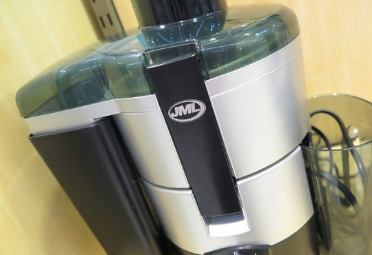 1. Этап. Клубничный фреш: 3. Подготовьте соковыжималку и пропустите через нее ягоды.