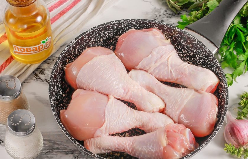 1. Этап. Куриные ножки по-веронски: Куриные ножки промойте в воде и обсушите бумажными салфетками. Количество ножек выбирайте по диаметру сковороды, чтобы они все поместились на нее при жарке и тушении в соусе. Прогрейте на сковороде оливковое масло и обжарьте в нем голени по 3-5 минут с каждой стороны до румяности на умеренном нагреве.