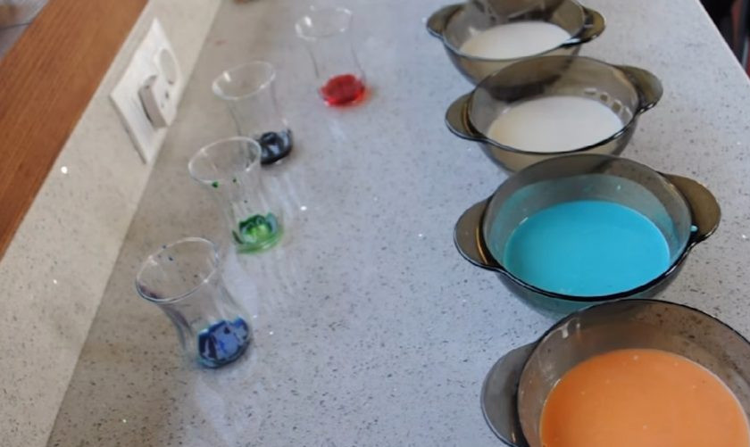 1. Этап. Радужный торт из блинов: 2. Подготовьте краситель для теста: желтый, оранжевый, красный, синий, зеленый и фиолетовый. Разделите тесто на шесть ровных частей и окрасьте каждую в свой цвет.