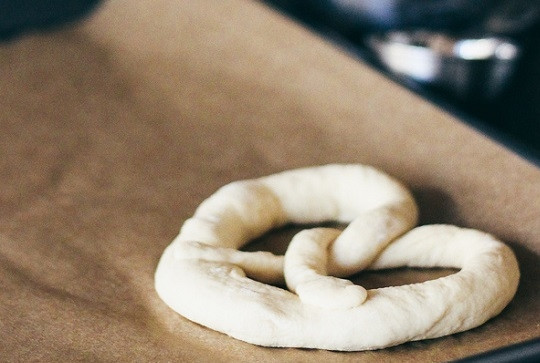 1. Этап. Немецкие брецели: 4. Подготовьте противень, застеленный пергаментом. Выкладывайте готовые брецели. Оставьте их примерно на полчасика, чтобы тесто снова подошло.